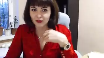 Әдемі аққұбамен тамаша секс Көкіректі үй шаруасындағы әйел қарақшыны қызу секспен жазалайды